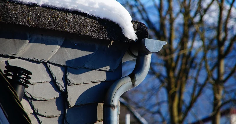 Réparer une gouttière en zinc percée sans soudure