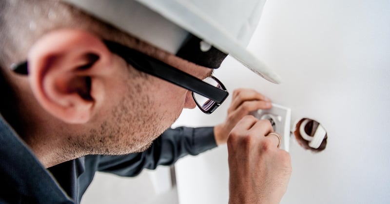 Comment remplacer une prise électrique défectueuse soi-même sans stress